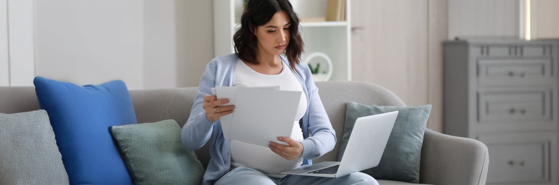 Teczka z dokumentami i wynikami badań przygotowana do porodu w szpitalu.